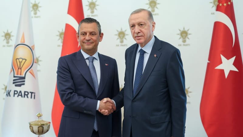 Détente policies preserving a crumbling fascist order