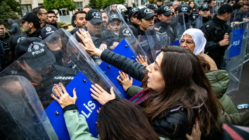 From Handshake to trustee coup